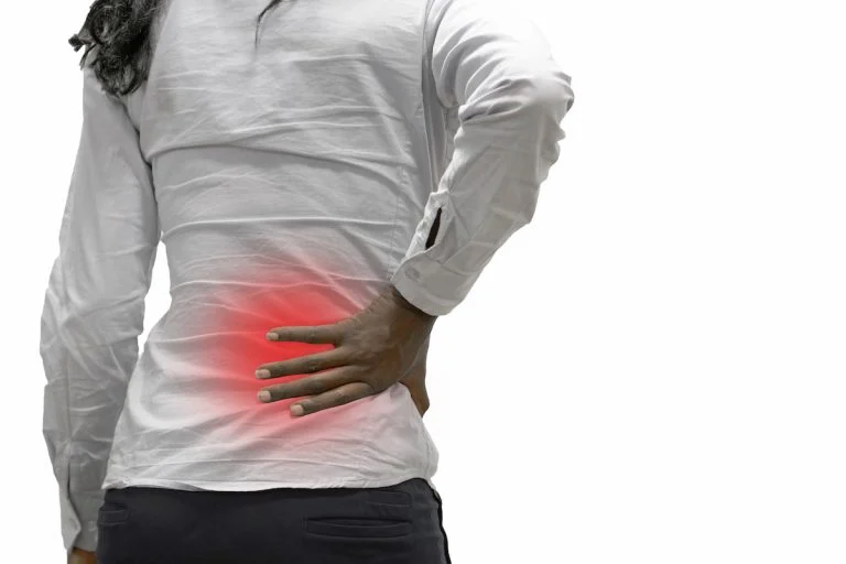 Persona con molestias en la zona lumbar